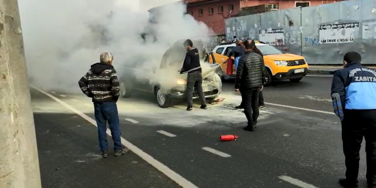 Hareket halinde alev alan otomobili, zabıta ekipleri söndürdü