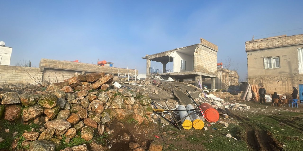 Şanlıurfa'da mühürlenen orta hasarlı evin çökmesi sonucu 2 kişi hayatını kaybetti