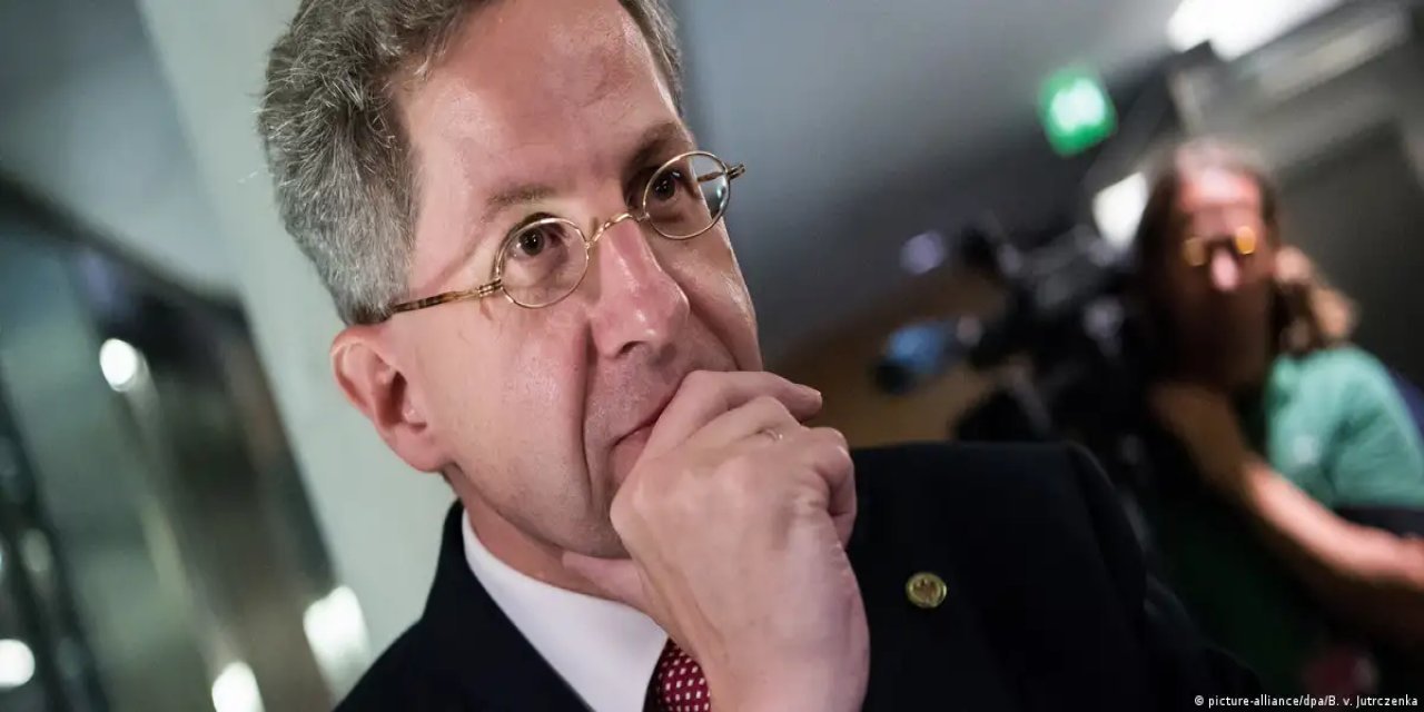 Alman istihbaratı eski şefini izlemeye aldı