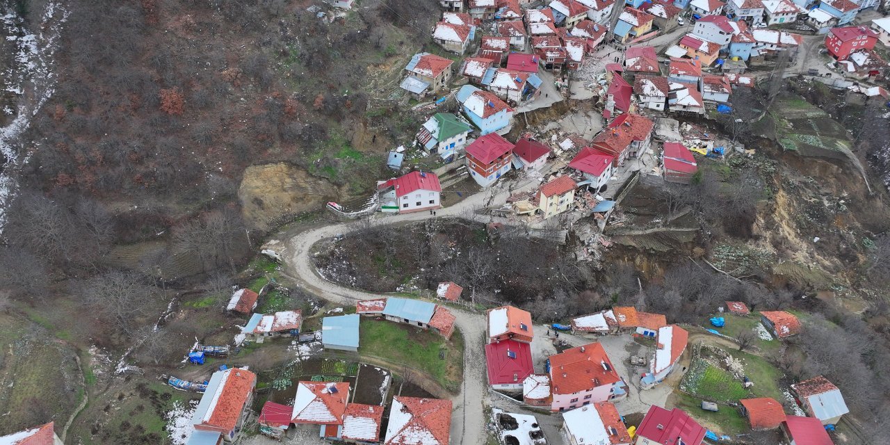 Tokat'taki heyelanda köy ikiye ayrıldı