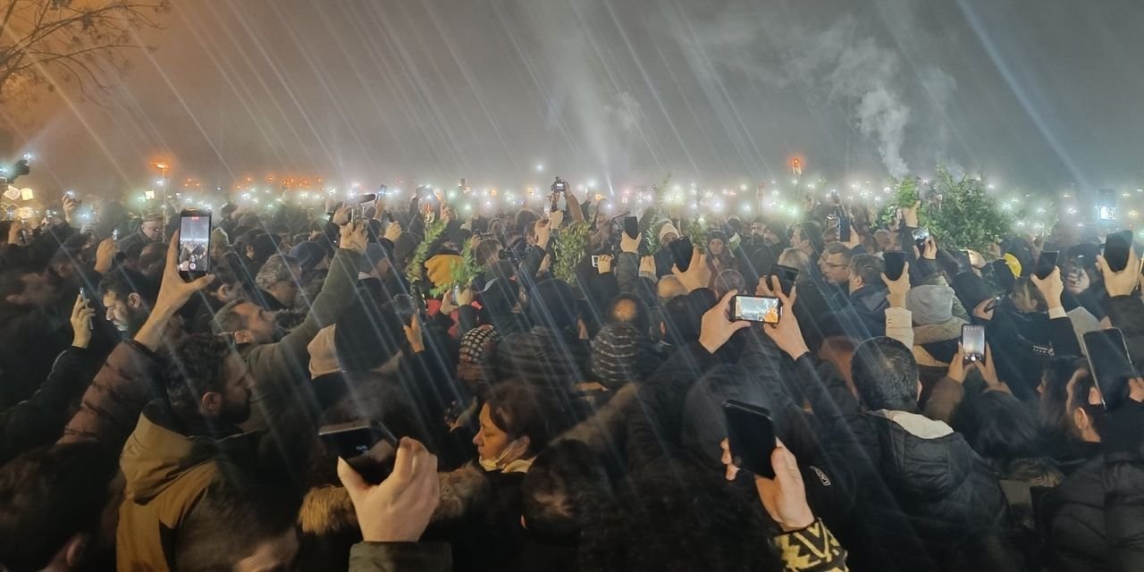 Hatay'da depremin birinci yılında saat 04.17'de "Sessiz Yürüyüş"