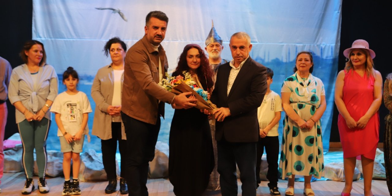 ‘Yarı Saydam Perşembe Hikâyeleri’ Adlı Tiyatro Oyunu Kartal’da Sahnelendi