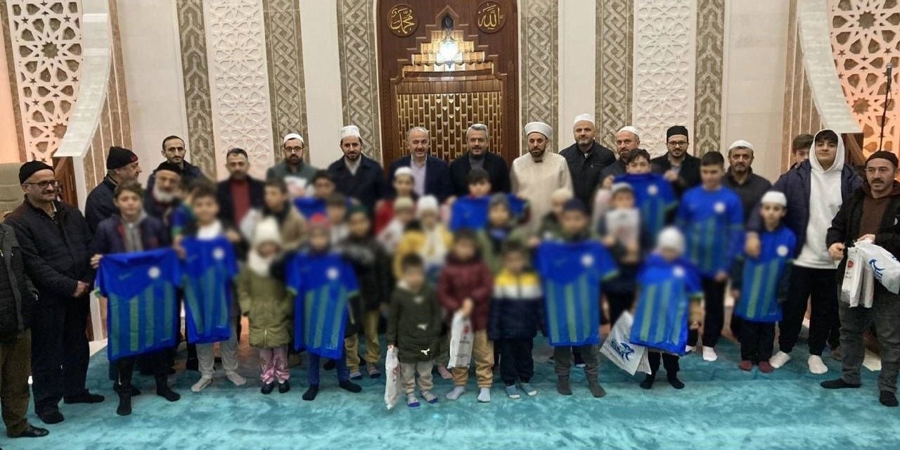 Diyanet'ten ödül karşılığında camiye gidip namaz kılan çocuklara puan
