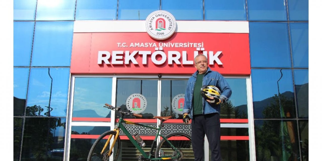 Amasya Üniversitesi'nin Yeni Rektörü Bisikletle Mesaisine Başlıyor