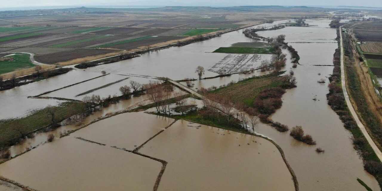 Çanakkale'de Karamenderes Çayı taştı, tarlalar su altında kaldı