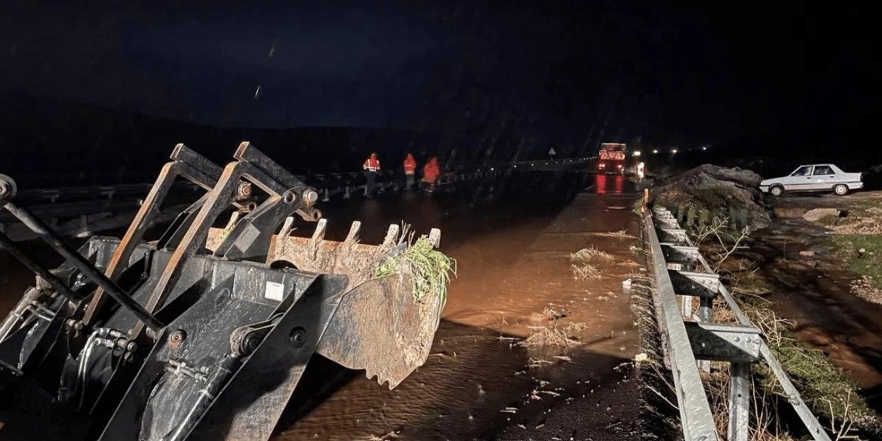 Dere taştı, Şanlıurfa-Viranşehir yolu ulaşıma kapatıldı