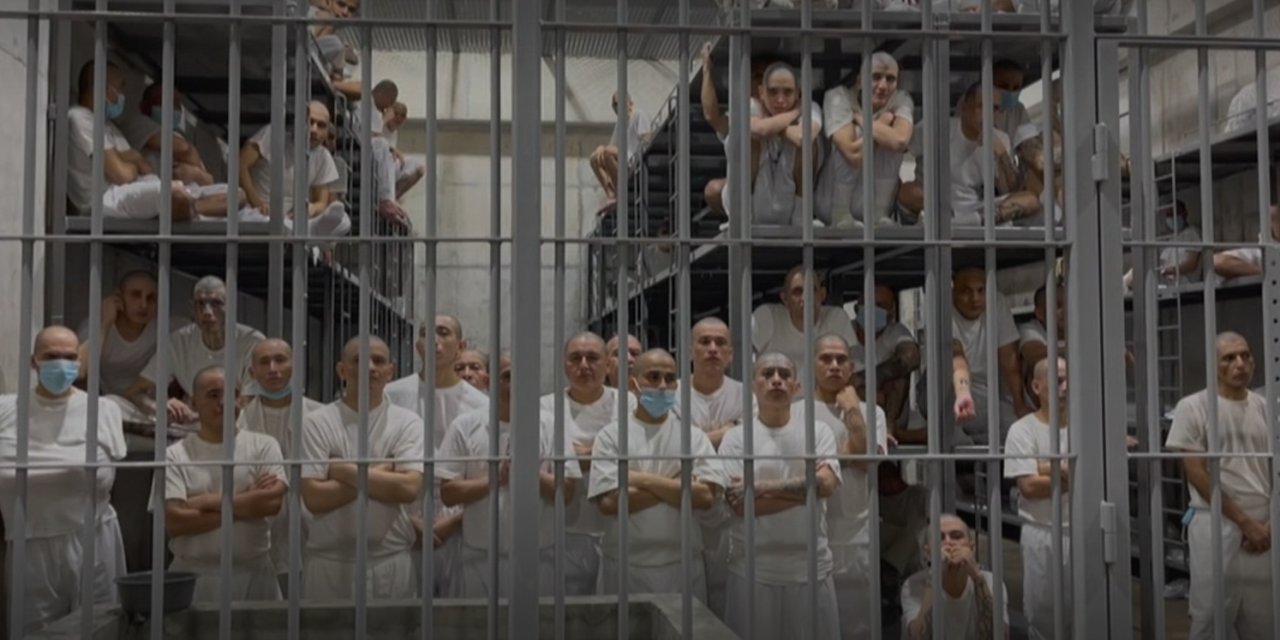 El Salvador'da 'korkunç' cezaevi ilk kez görüntülendi