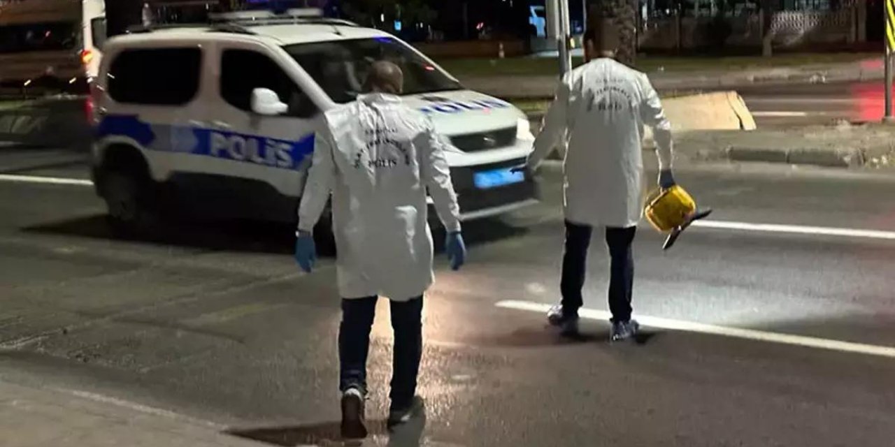 Motosikletli iki kişi, kimlik kontrolü yapan polislere ateş açtı