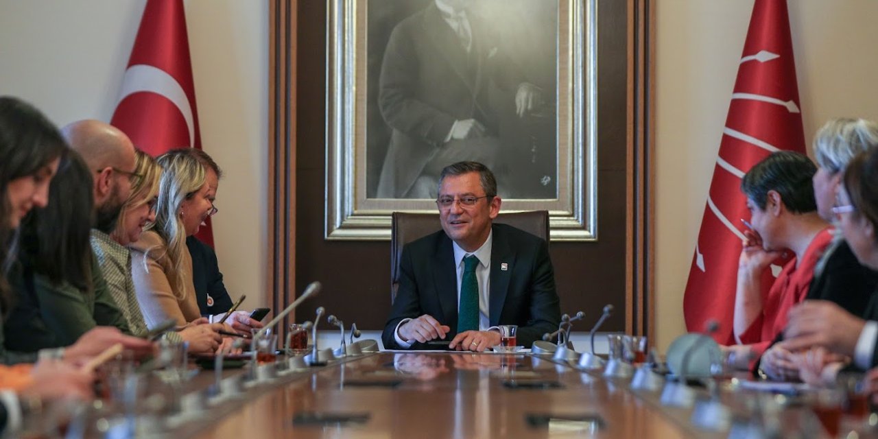 Özgür Özel'den 1 Nisan mesajı: Parti içindeki bir kaç hazımsız avuçlarını yalar