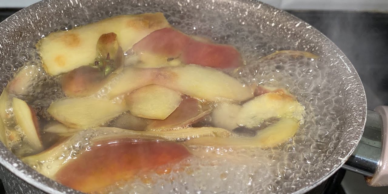 Elma kabuklarını çöpe atmayıp kaynatıp için; Meğer o sorunu önlüyormuş...