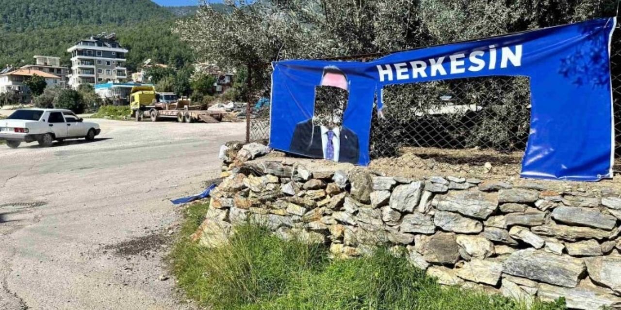 CHP'li Muhittin Böcek'in seçim afişlerine zarar verildi