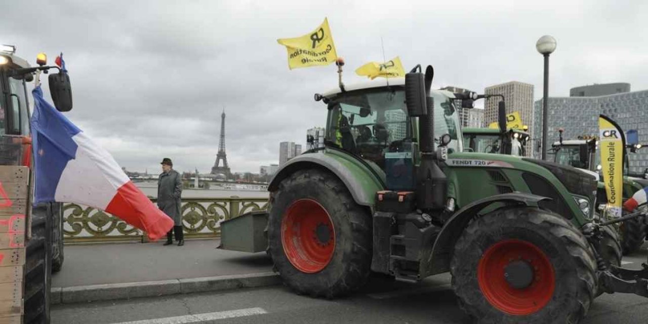 Paris'te çifçiler yol kapattı, polis 66 kişiyi gözaltına aldı