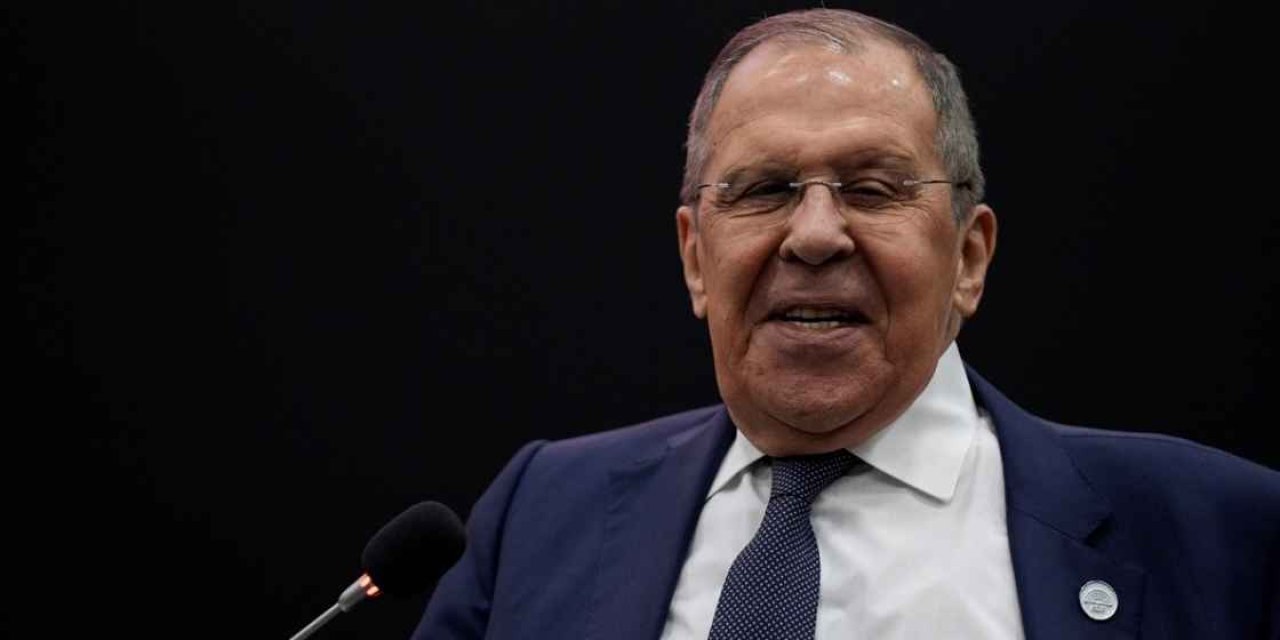 Lavrov'un, Macron'un Ukrayna'ya asker gönderme ihtimaline ilişkin soruya cevabı gülmek oldu
