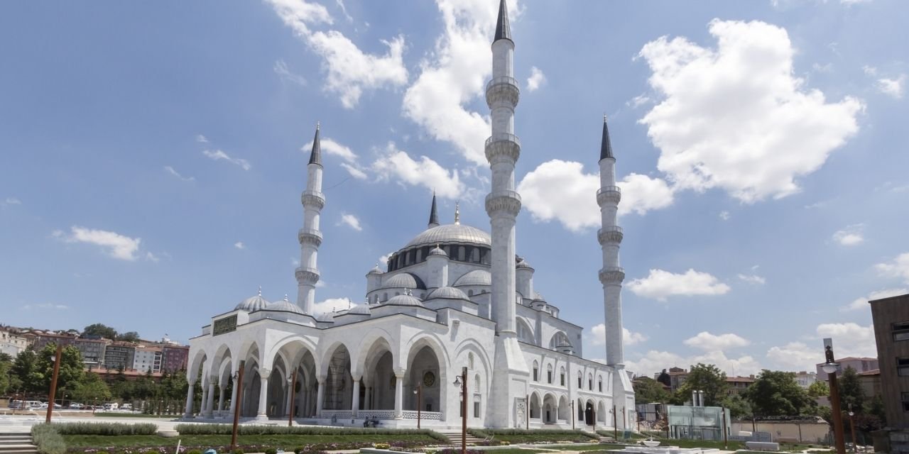 Hizb-ut Tahrir yanlılarının yaptığı Atatürk'ü eleştiren belgesel camide izletilmek istendi