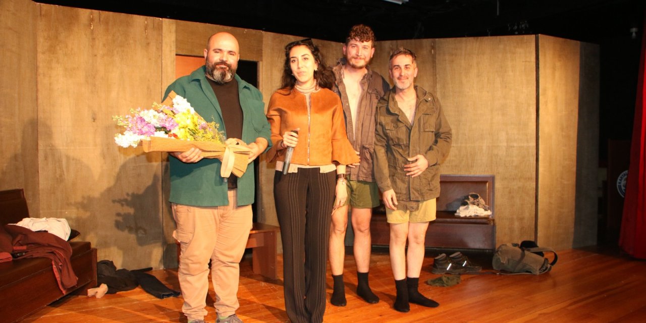 ‘Hiç Kimsenin Öyküsü’ Adlı Tiyatro Oyunu Kartal’da Sahnelendi