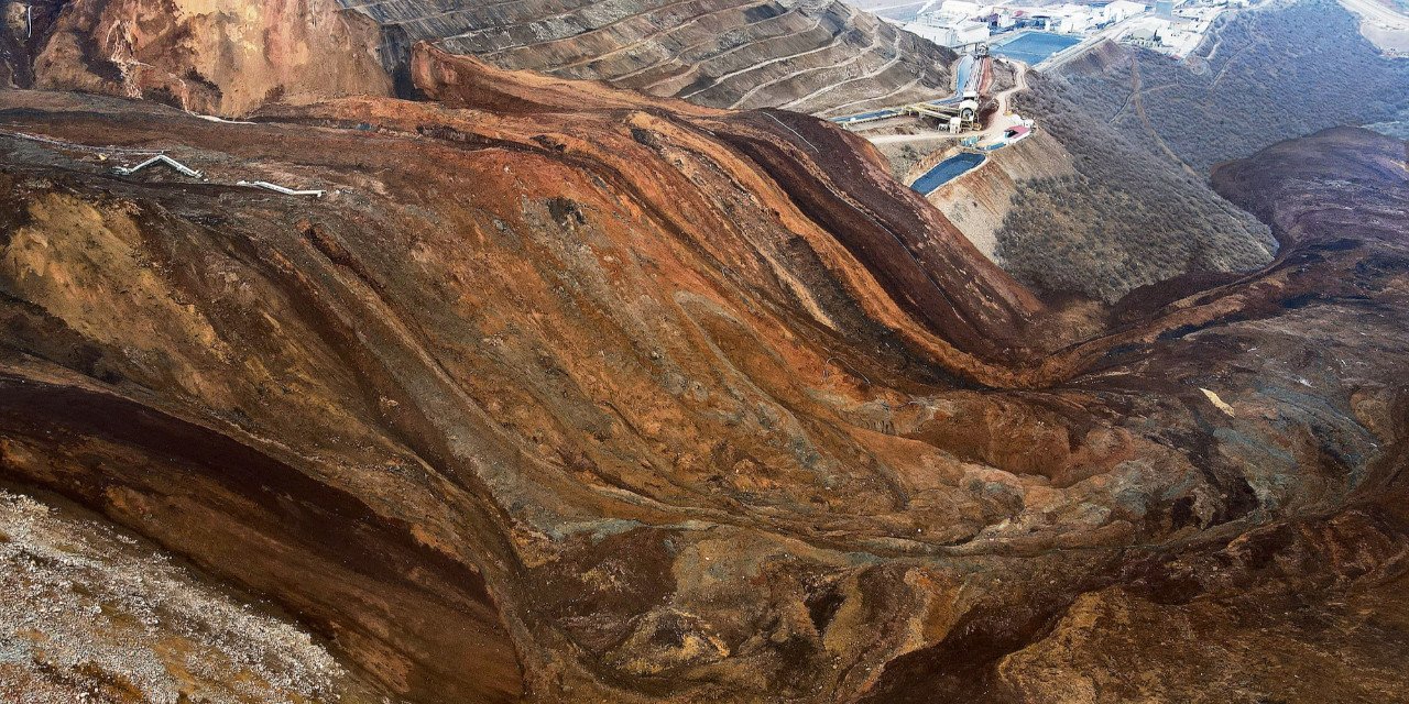 İliç'te liç alanına başka şirketin oksitli cevheri yığılmış