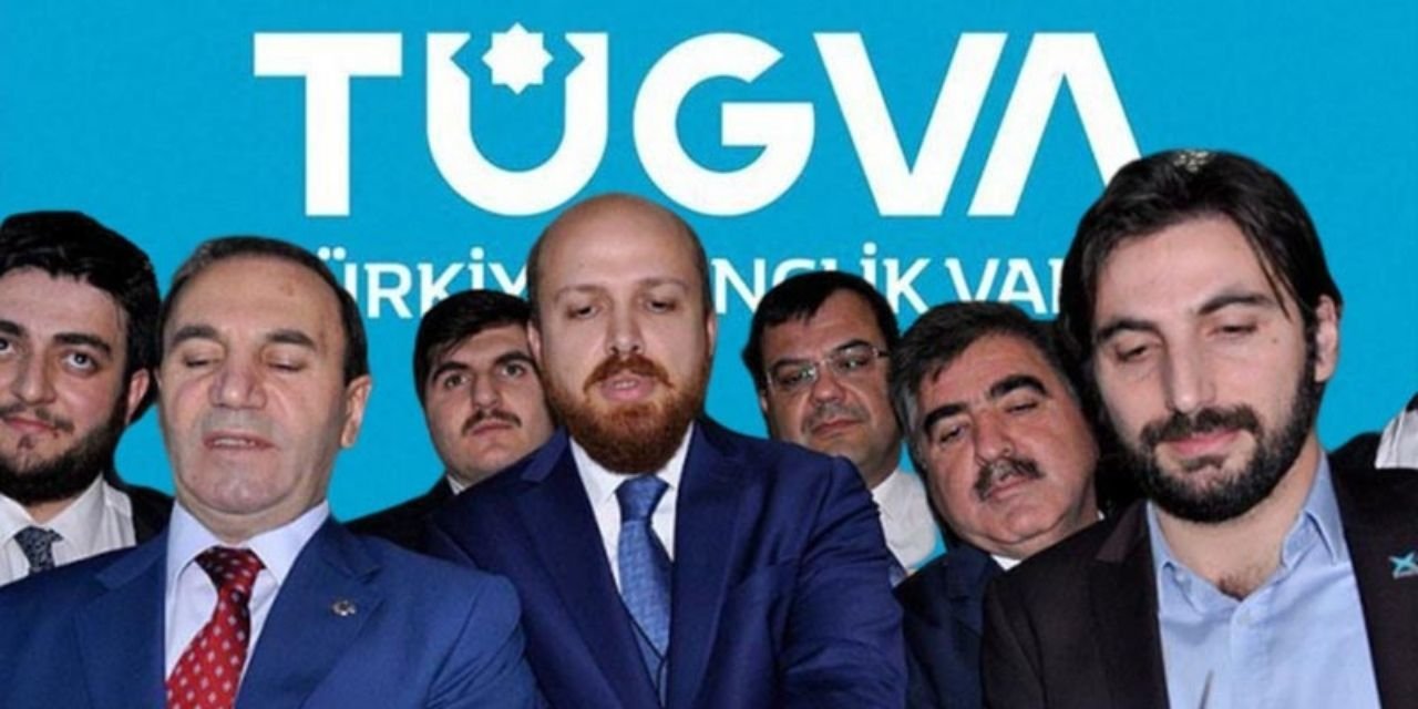TÜGVA'nın liselerde düzenlediği tiyatro oyununa AKP’li adaylar seçim otobüsüyle geldi