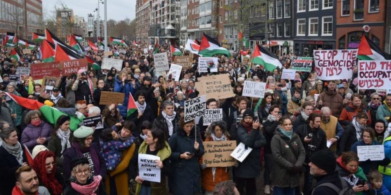 Hollanda'da açılışa katılan İsrail Cumhurbaşkanı Herzog, protesto edildi