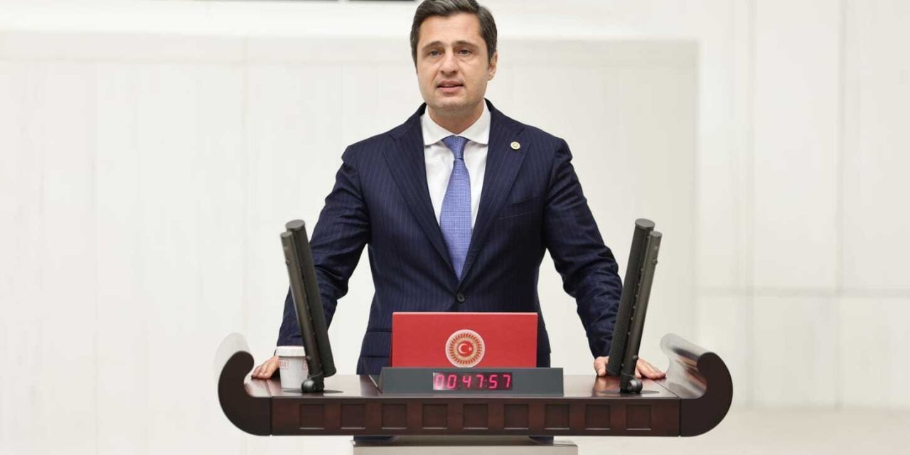 Deniz Yücel'den Bakan Koca'ya: Doktorların ve hemşirelerin ameliyathaneleri temizlediği doğru mu?