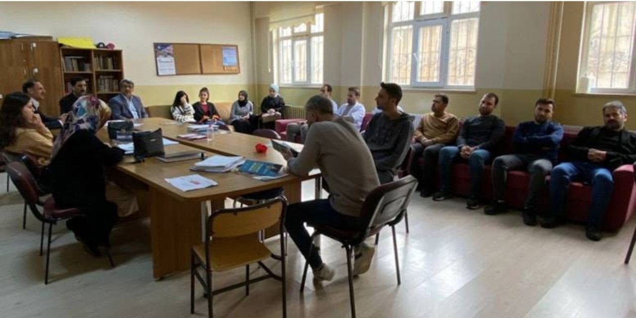 Okula gidip öğretmenler ve velilerden AKP için oy istediler