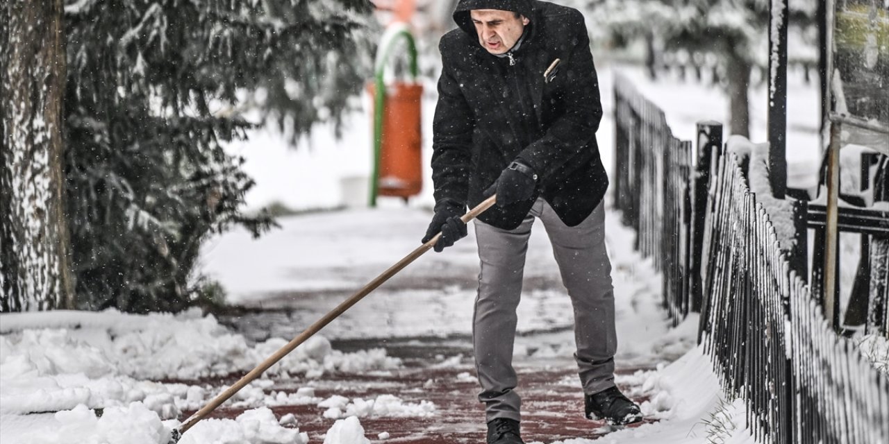 Ankara'da baharı beklerken kar geldi