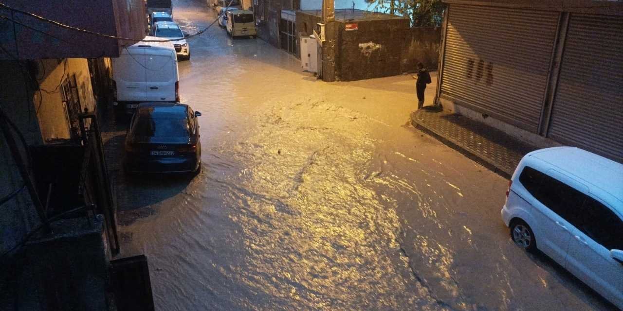 Cizre’de sağanak; Cadde ve sokaklar göle döndü