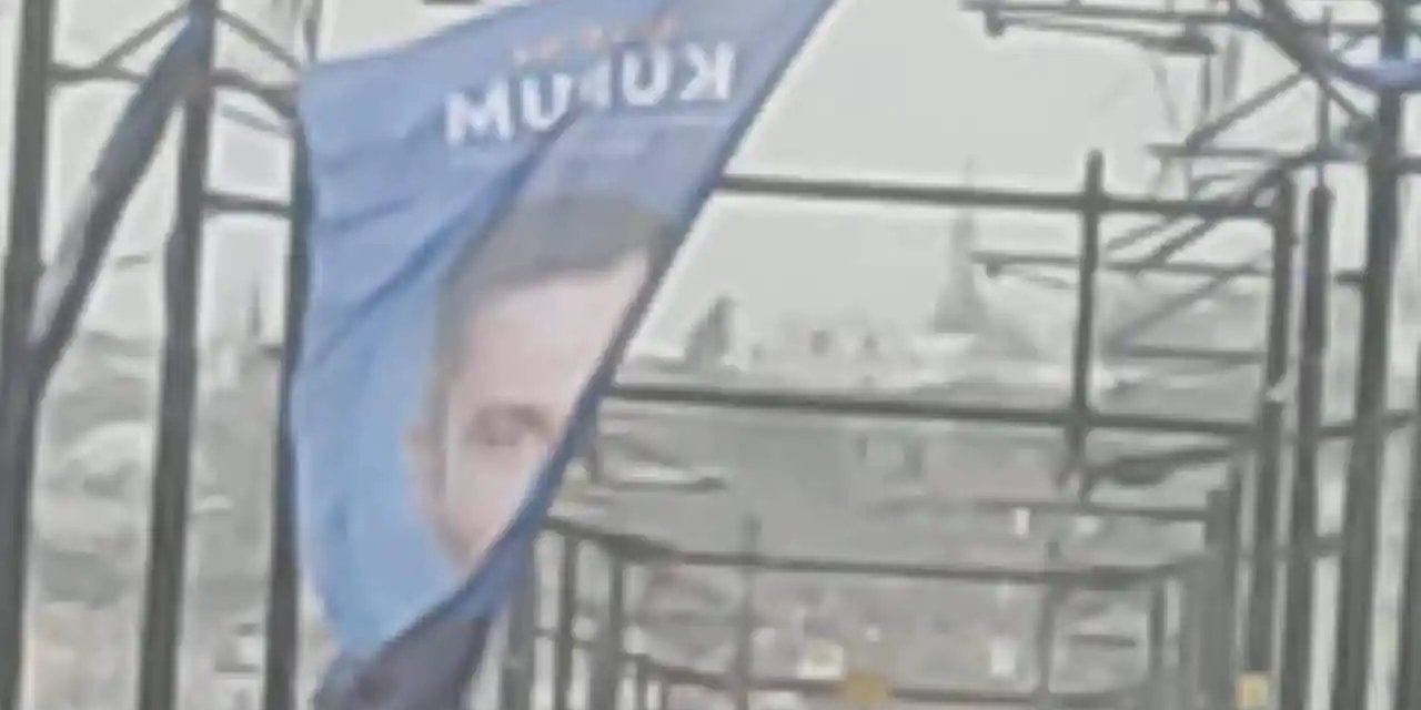 Murat Kurum’un afişi yine ulaşımı aksattı