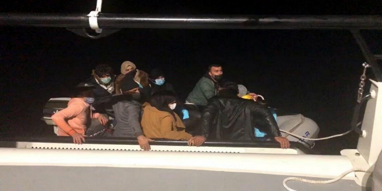 Sürüklenen teknedeki 12 kaçak göçmeni, Sahil Güvenlik kurtardı