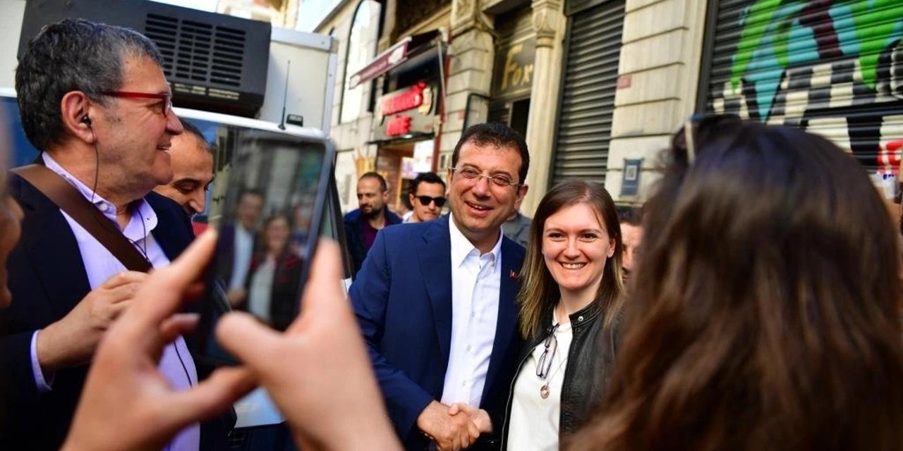 Ekrem İmamoğlu'na İstiklal Caddesi’nde yoğun ilgi