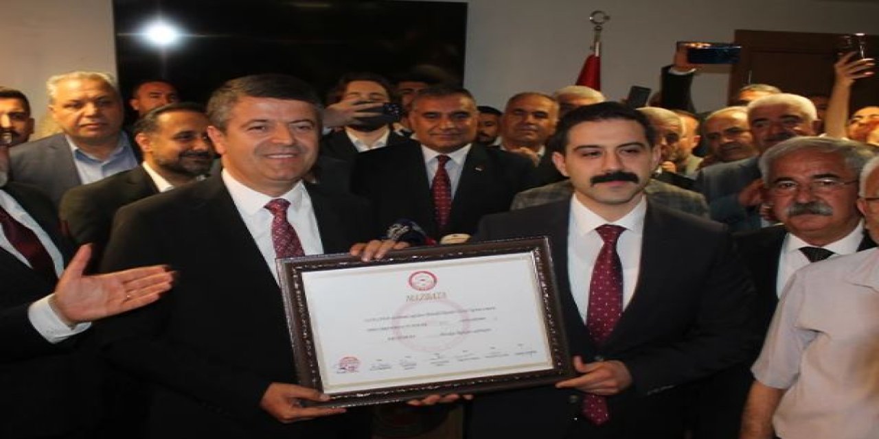 Adıyaman Belediye Başkanı Abdurrahman Tutdere mazbatasını aldı: 'Herkesin başkanı olacağım'