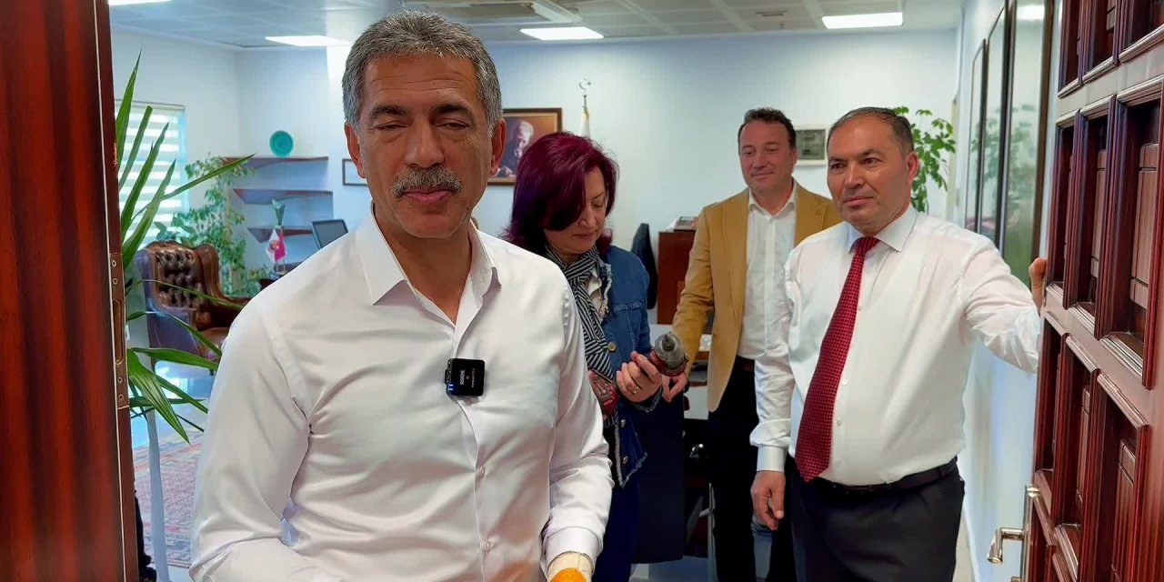 Gemlik Belediye Başkanı seçilen CHP'li Deviren, makam kapısını söktü