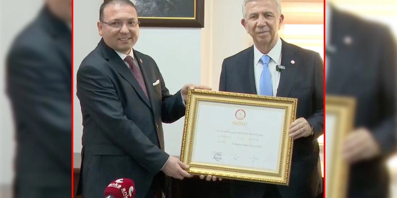 Rakibini ikiye katlamıştı! Mansur Yavaş mazbatasını aldı