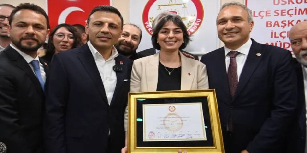Üsküdar Belediye Başkanı Sinem Dedetaş mazbatasını aldı: CHP İstanbul İl Başkanı Özgür Çelik de mazbata törenindeydi