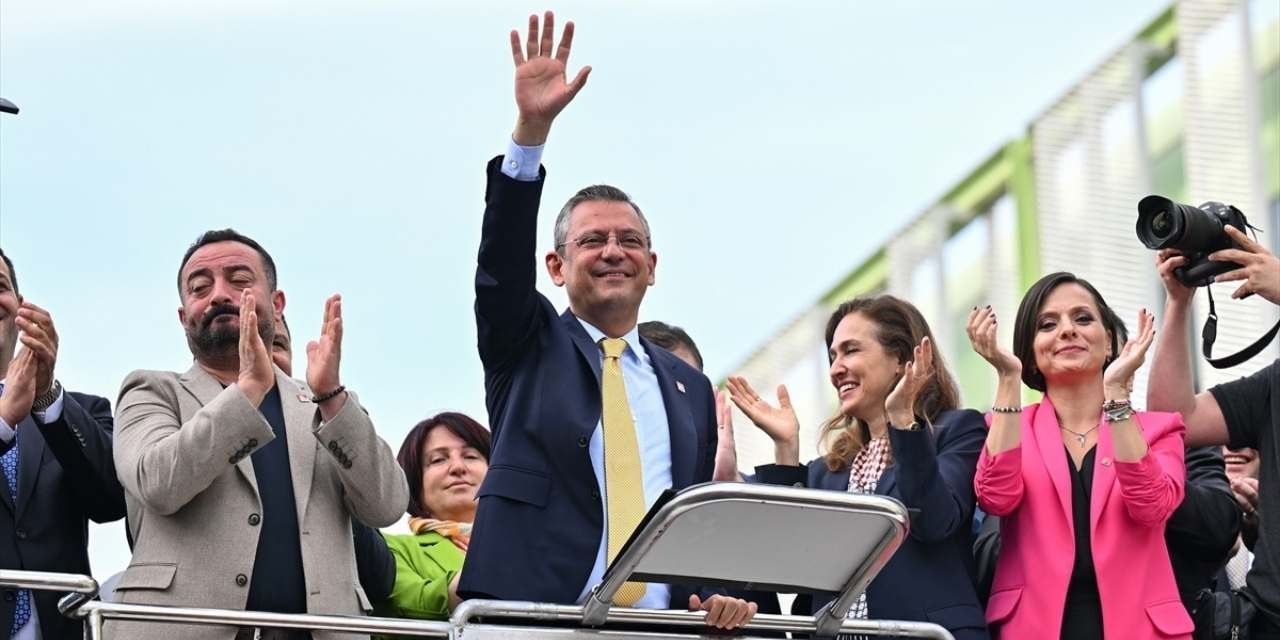 Özgür Özel İzmir'de konuştu: Milletimizden bir kredi aldık, bu bir yatırım kredisidir