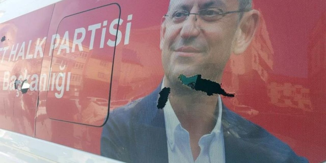 Samsun'da CHP'nin aracına taşlı, bıçaklı saldırı