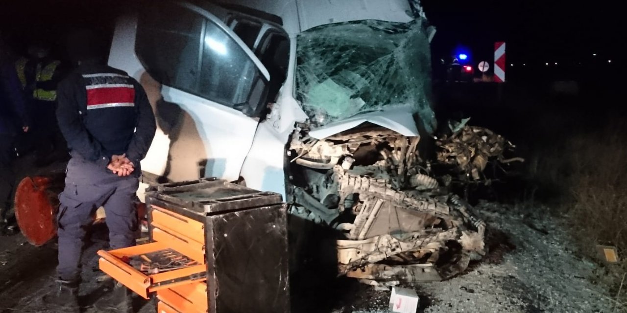 Afyonkarahisar'da otobüsle minibüs çarpıştı: 1 ölü, 2'si çocuk 5 yaralı