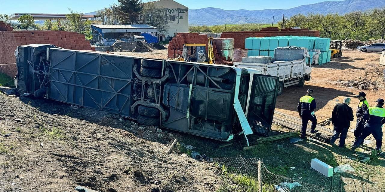 Malatya'da otobüs ile otomobil çarpıştı: 15 yaralı