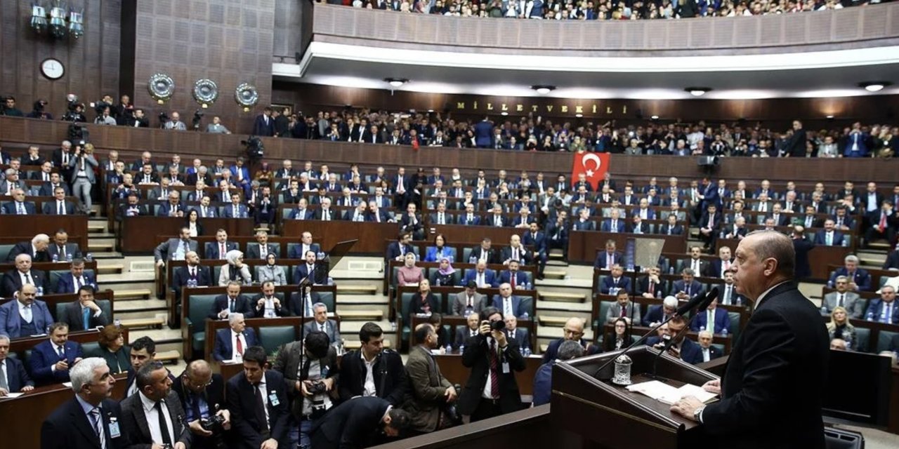 Erdoğan'ın eski metin yazarı: AKP'de istifa etmesi gerekenler görevde kalabilmek için kamu kaynaklarıyla PR yapıyor