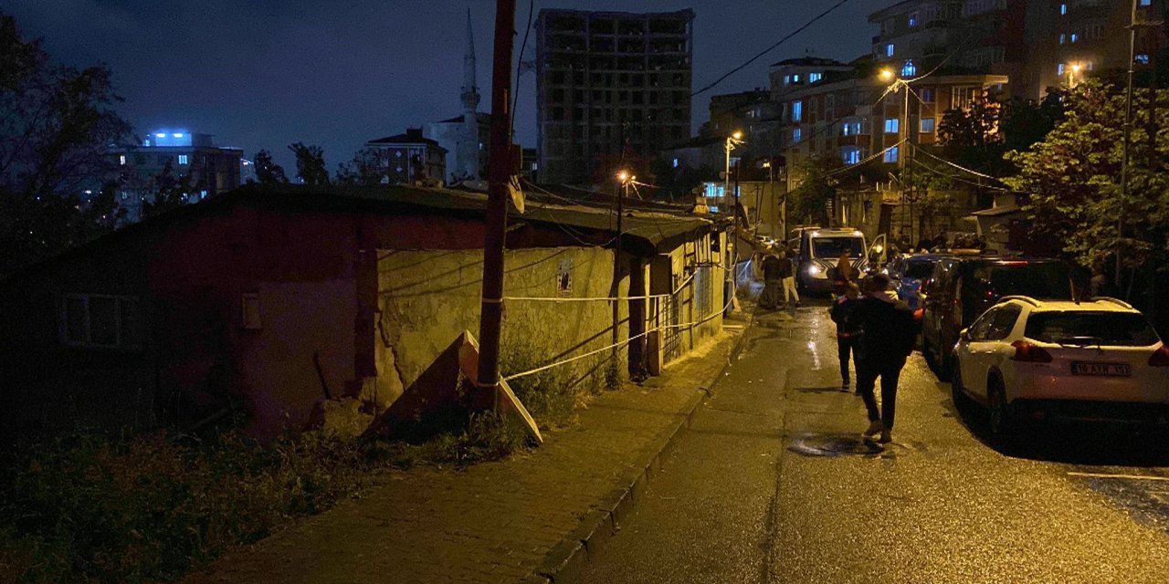 Gaziosmanpaşa'da toprak kayması meydana geldi: 14 ev tahliye edildi