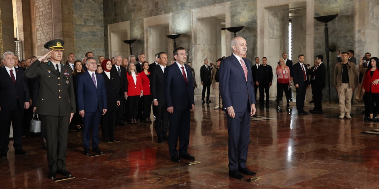 Anıtkabir'deki 23 Nisan kutlamasına genel başkan olarak sadece Özgür Özel katıldı