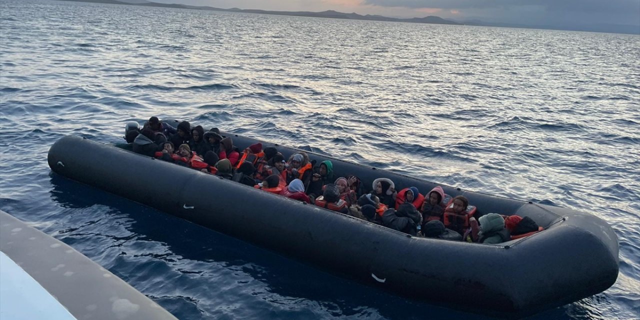 Ayvalık açıklarında 71 düzensiz göçmen yakalandı