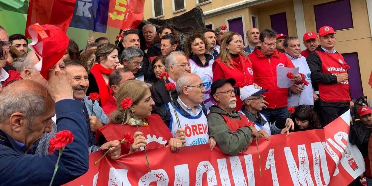 1 Mayıs 1977'de yaşamını yitirenler Kazancı Yokuşu'nda anıldı: Bir elimizde karanfil, bir elimizde AYM kararı