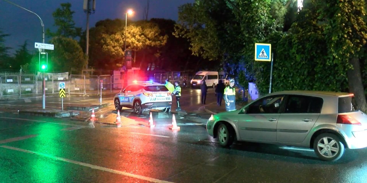 İstanbul'da 1 Mayıs nedeniyle Taksim'e çıkan yollar trafiğe kapatıldı