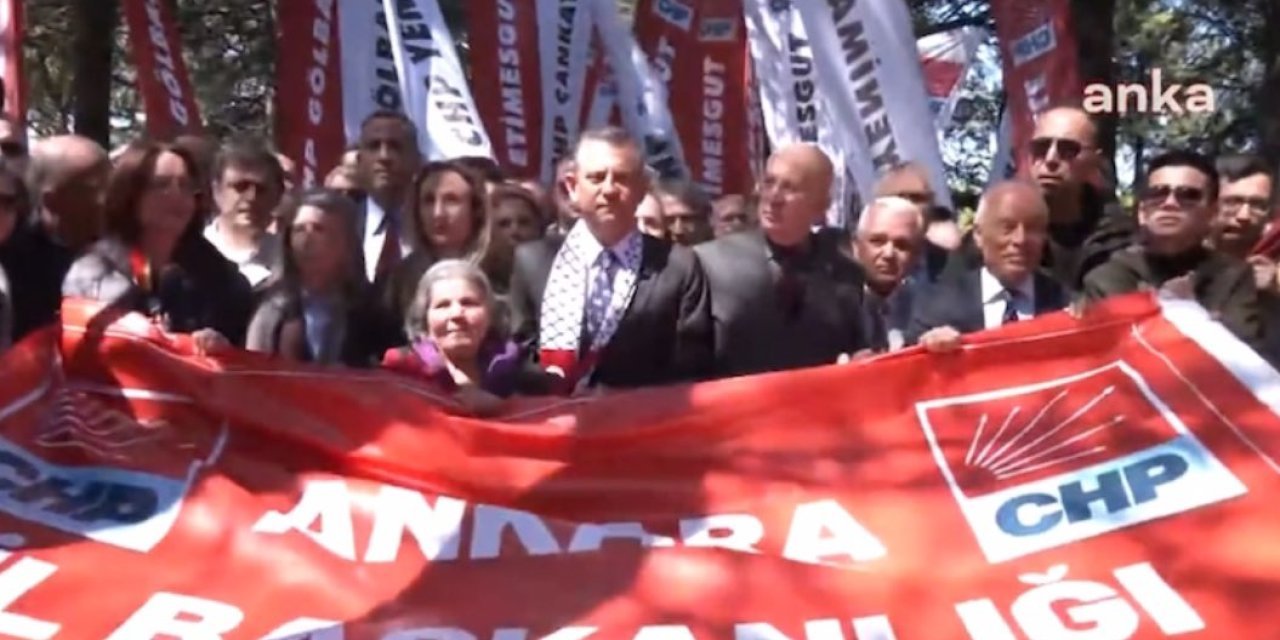 Özgür Özel ve CHP’liler 3 Fidan'ı anmak için mezarlıkta