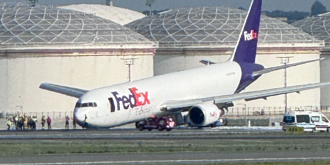 İstanbul'da uçağın iniş takımları açılmadı, gövdesi üzerine iniş yaptı