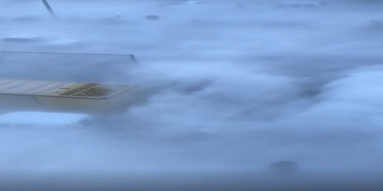 Hastanenin boşaltılan sıvı oksijen tankından çıkan dumanı hastalar panikle izlendi