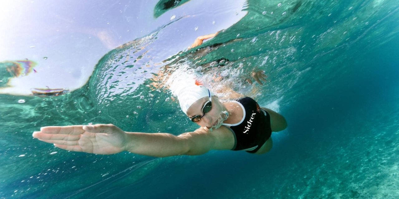 "Okyanus kızı" Bengisu Avcı denizanaları yüzünden Molokai Kanalı geçişini tamamlayamadı