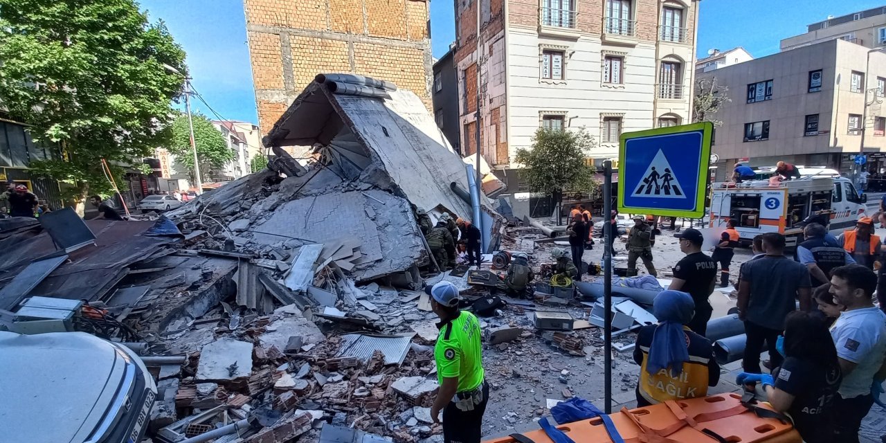 Küçükçekmece'de bina çöktü: Enkaz altındaki son kişi de çıkarıldı, 1 kişinin cansız bedenine ulaşıldı