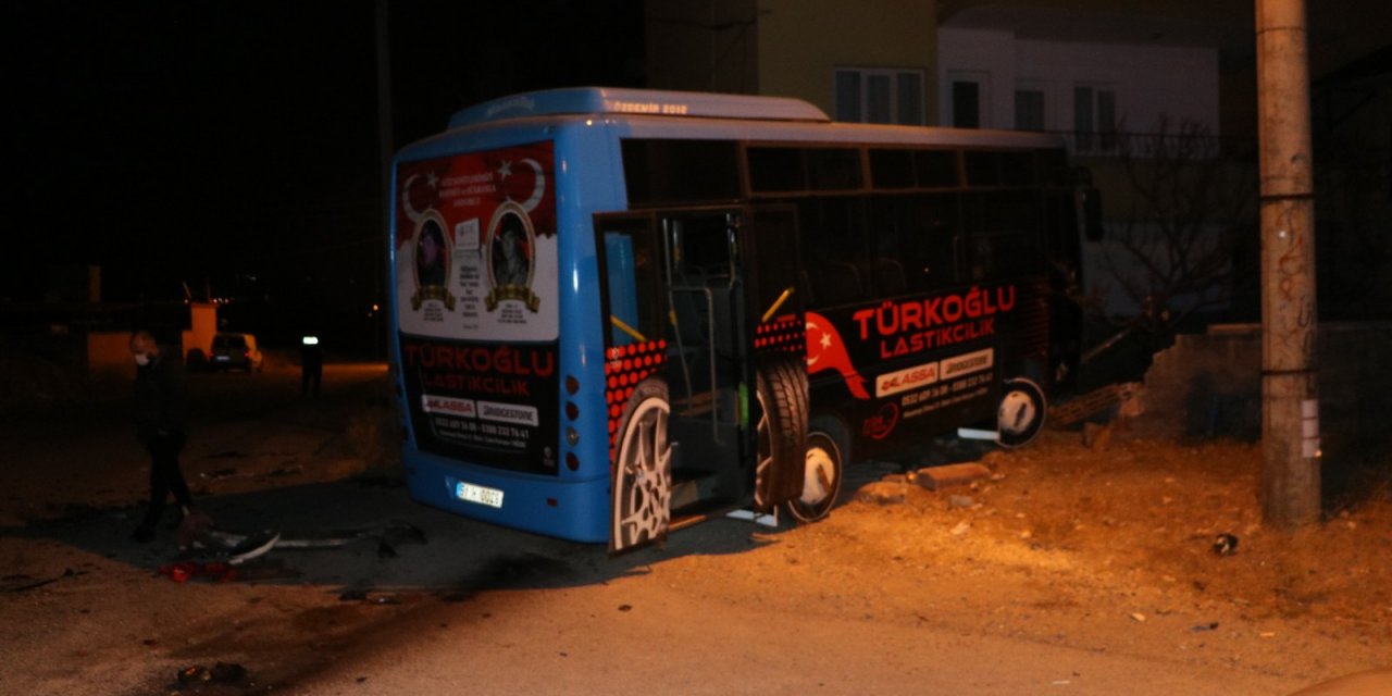 Halk otobüsü ile otomobil çarpıştı