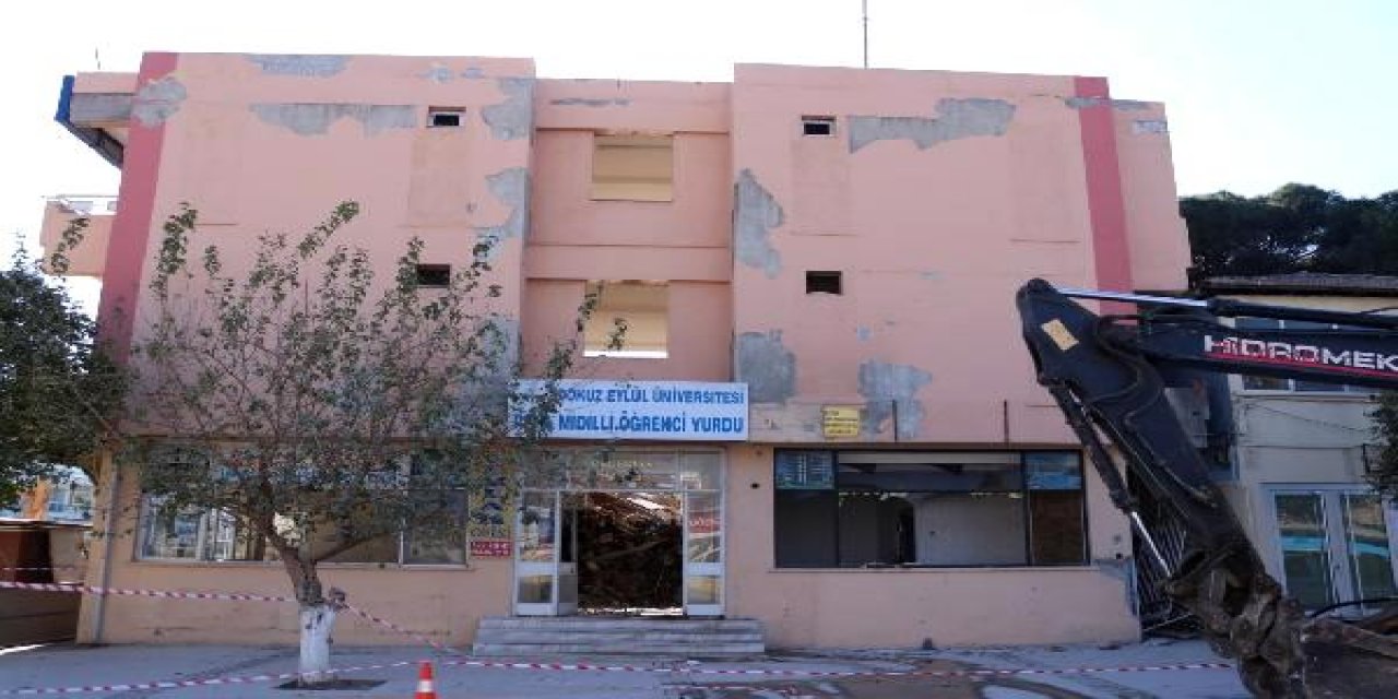 Bağarası eski belediye binası yıkıldı, Foça'da yeni tartışma başladı